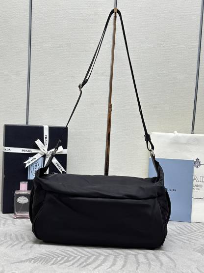 プラダ「Prada」 テッスート＆サフィアーノ メッセンジャーバッグ