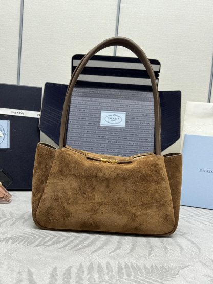 プラダ「Prada」 スエードレザー アンダーアームバッグ