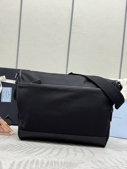 プラダ「Prada」 Re-Nylon® メッセンジャーバッグ