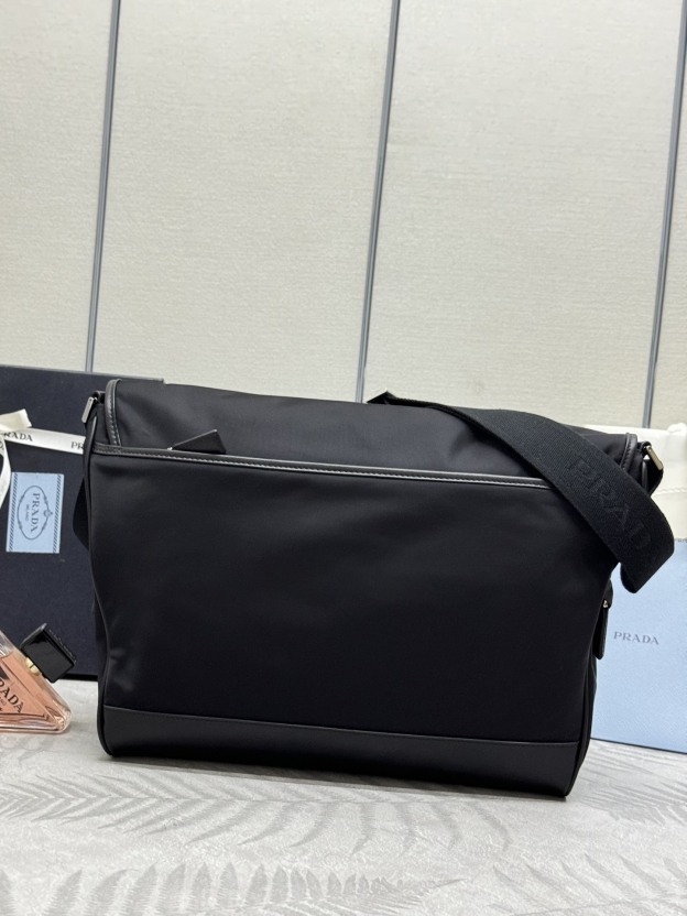 プラダ「Prada」 Re-Nylon® メッセンジャーバッグ