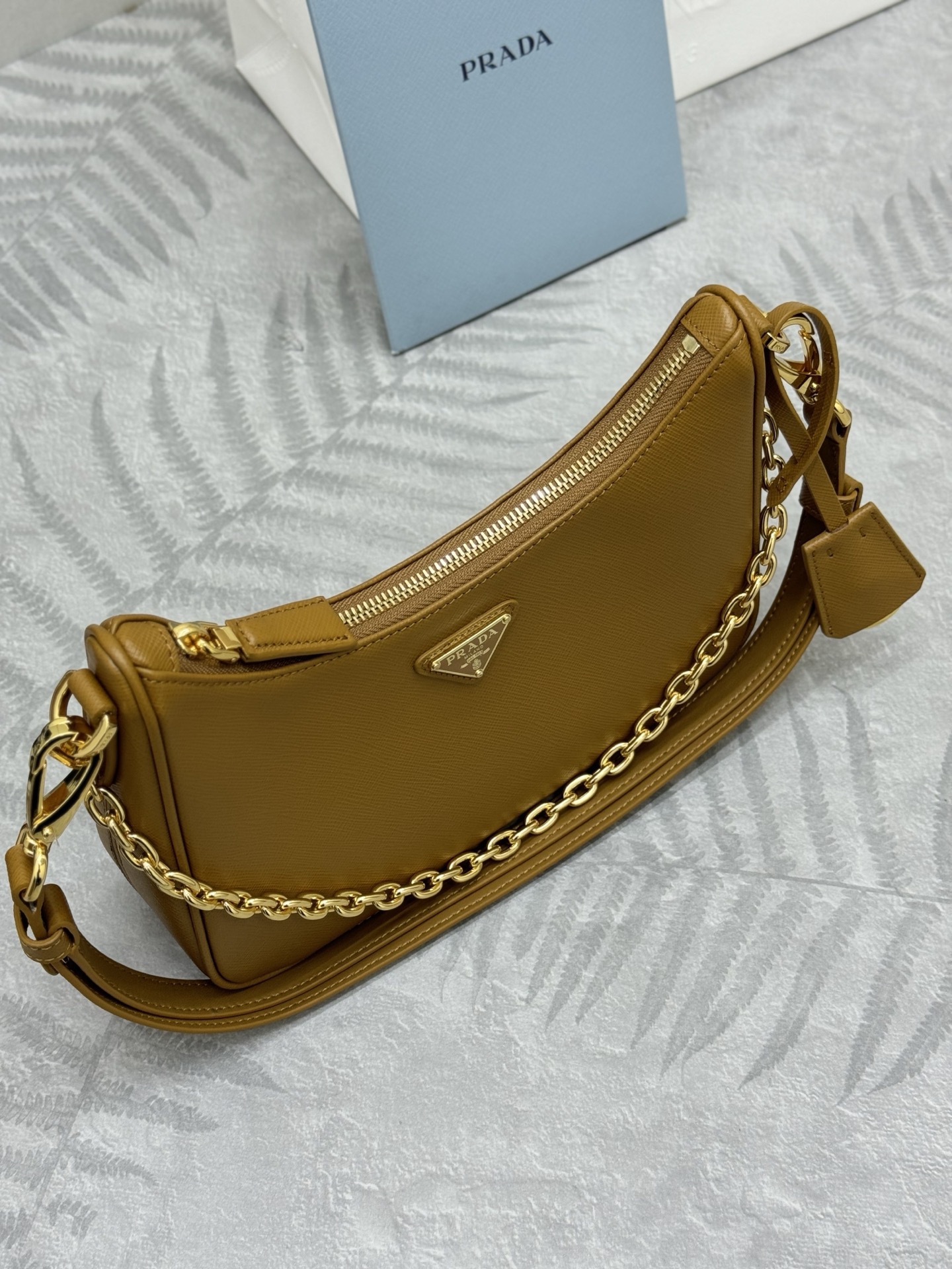 プラダ「Prada」サフィアーノ クロスボディバッグ