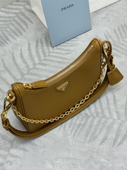 プラダ「Prada」サフィアーノ クロスボディバッグ