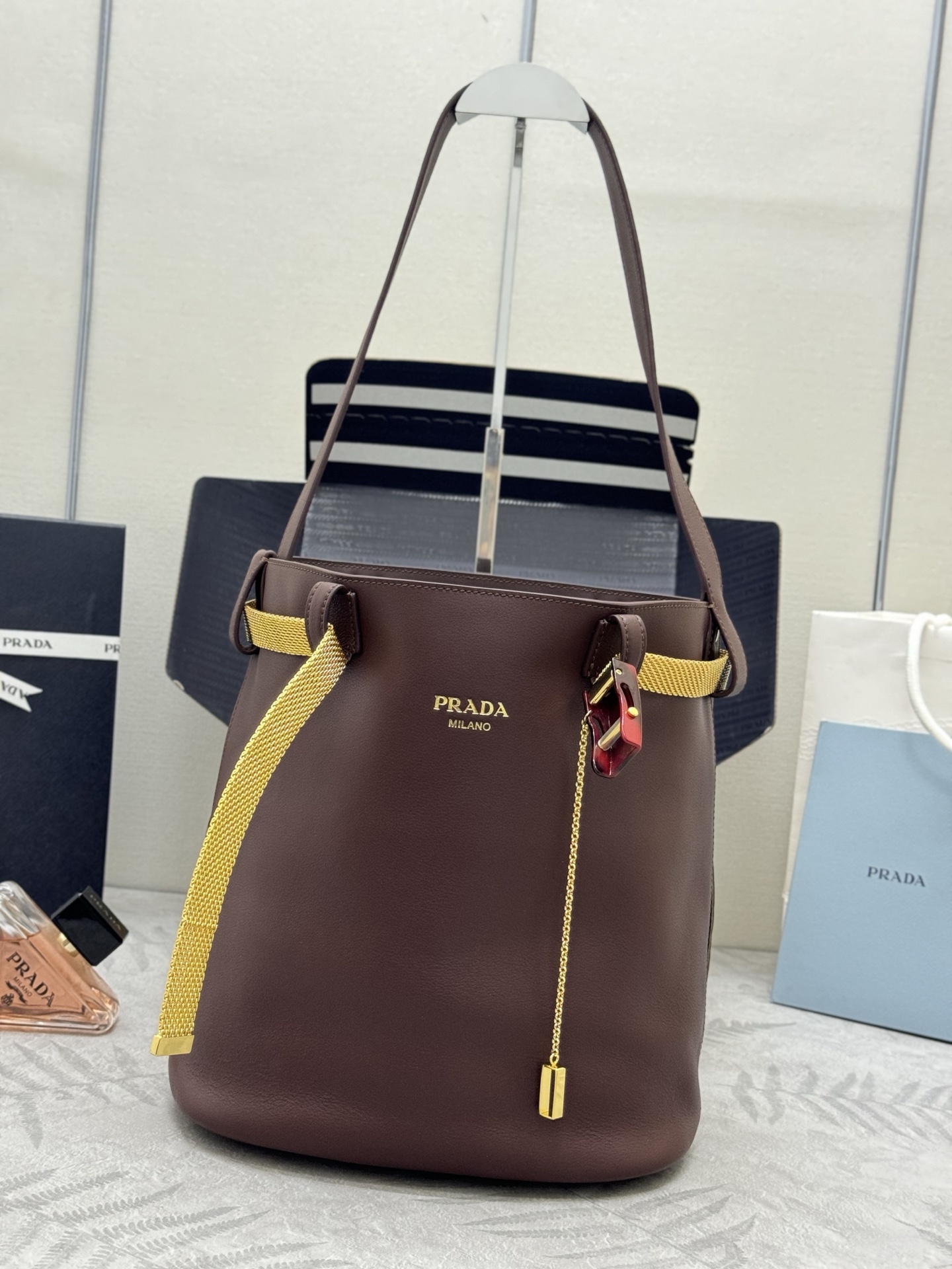 プラダ「Prada」メタルチェーン バケットバッグ