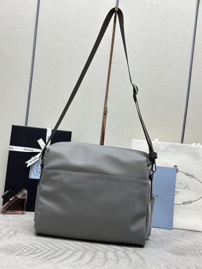 プラダ「Prada」 テッスート メンズショルダーバッグ