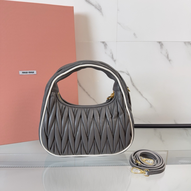 ミュウミュウ「Miu Miu」Wander Matelassé ハンドバッグ