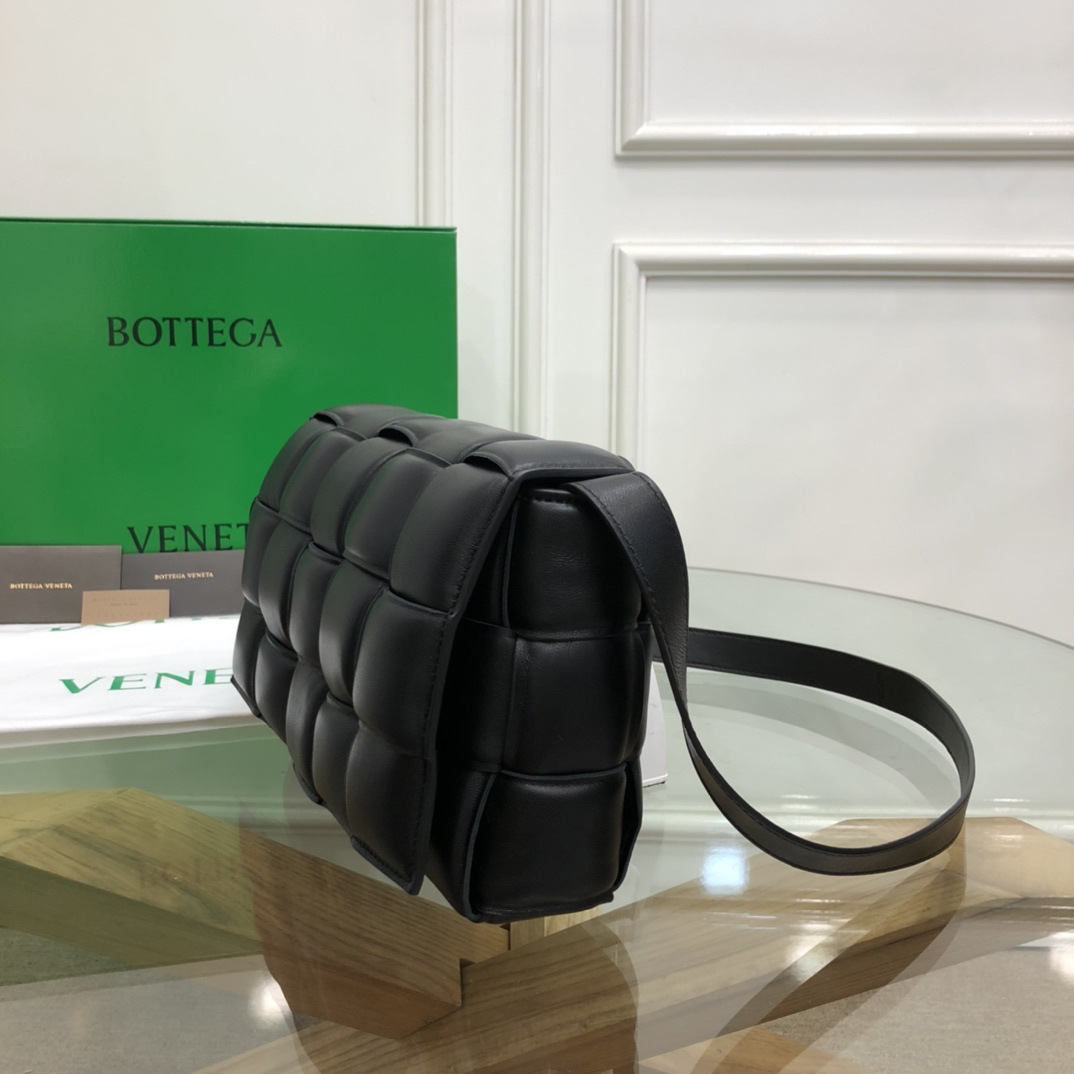 ボッテガ・ヴェネタ「Bottega Veneta」カセット クッションバッグ