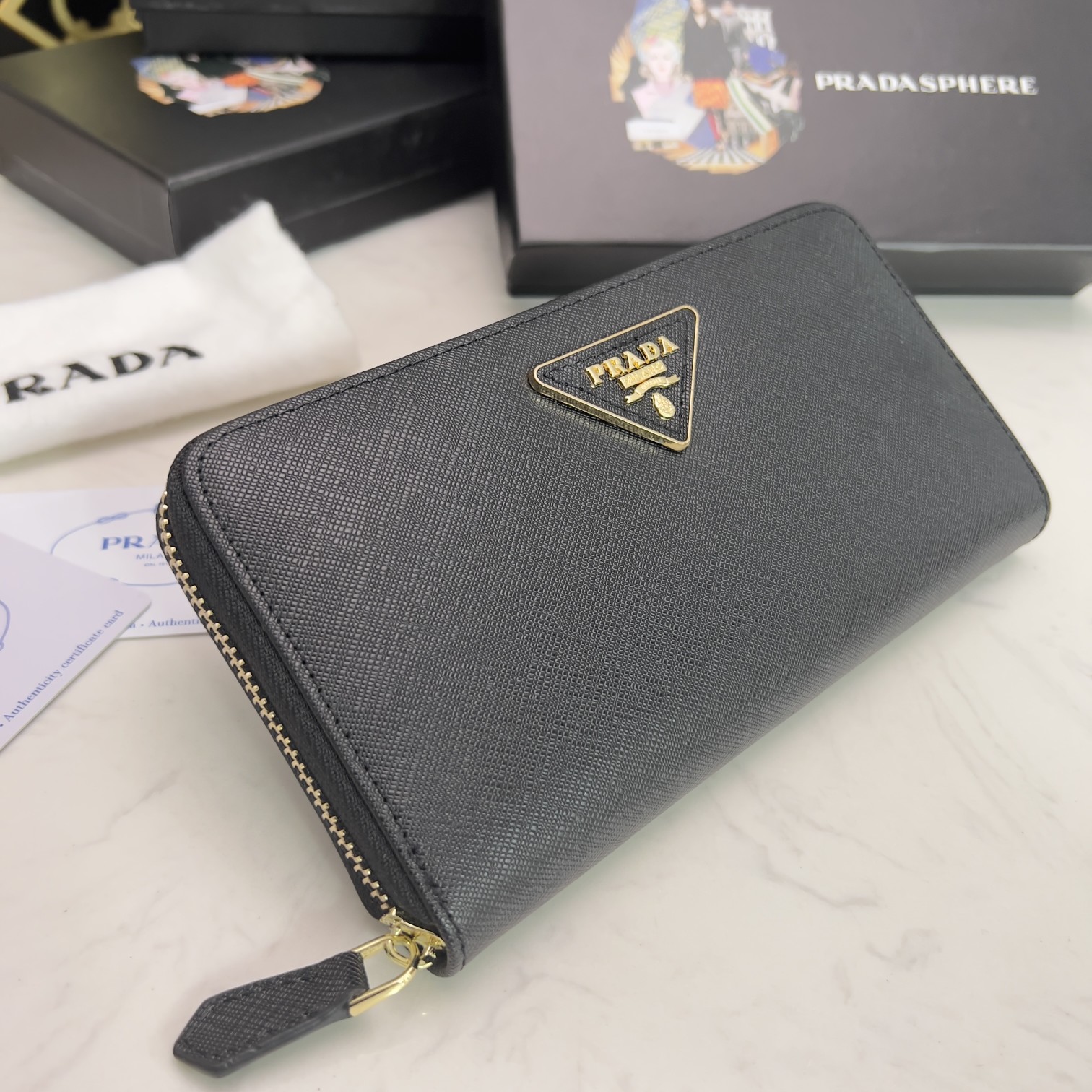 プラダ「PRADA」サフィアーノトライアングル ジップアラウンド長財布