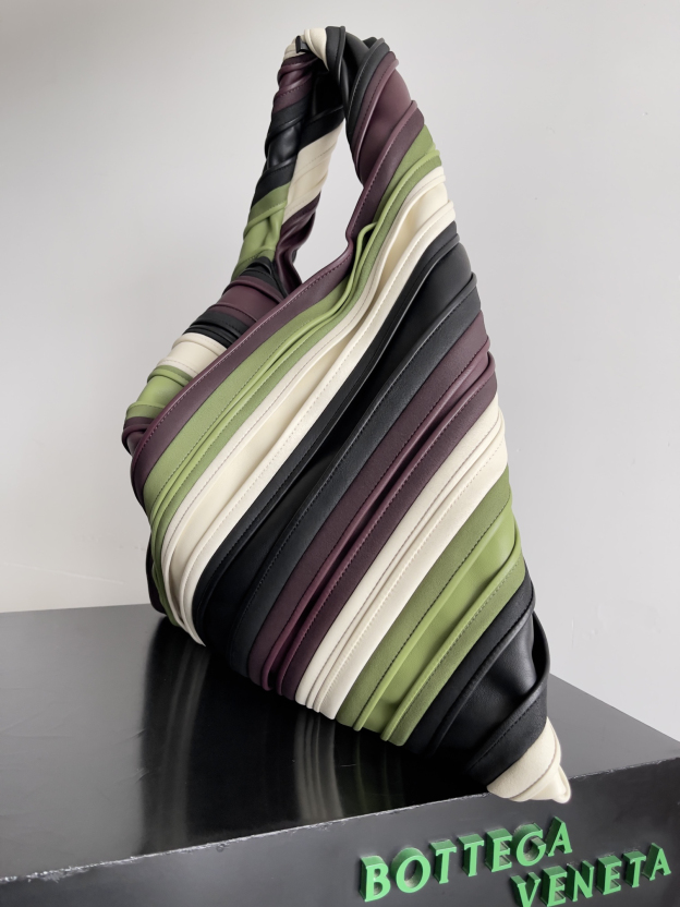 ボッテガ・ヴェネタ「Bottega Veneta」ラージホップ レザー ショルダーバッグ