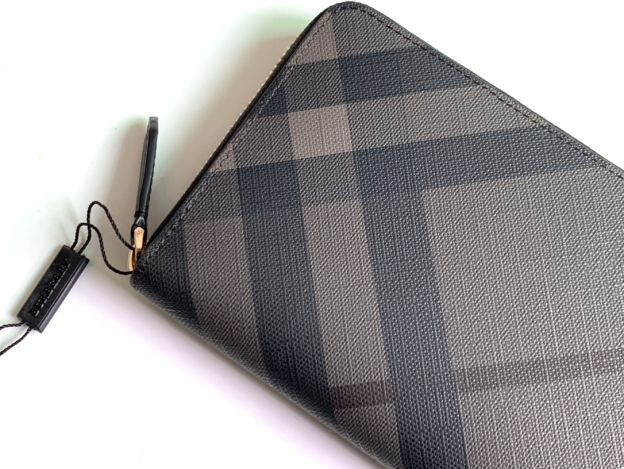 バーバリー「Burberry」チェック柄 ラージジッパーウォレット