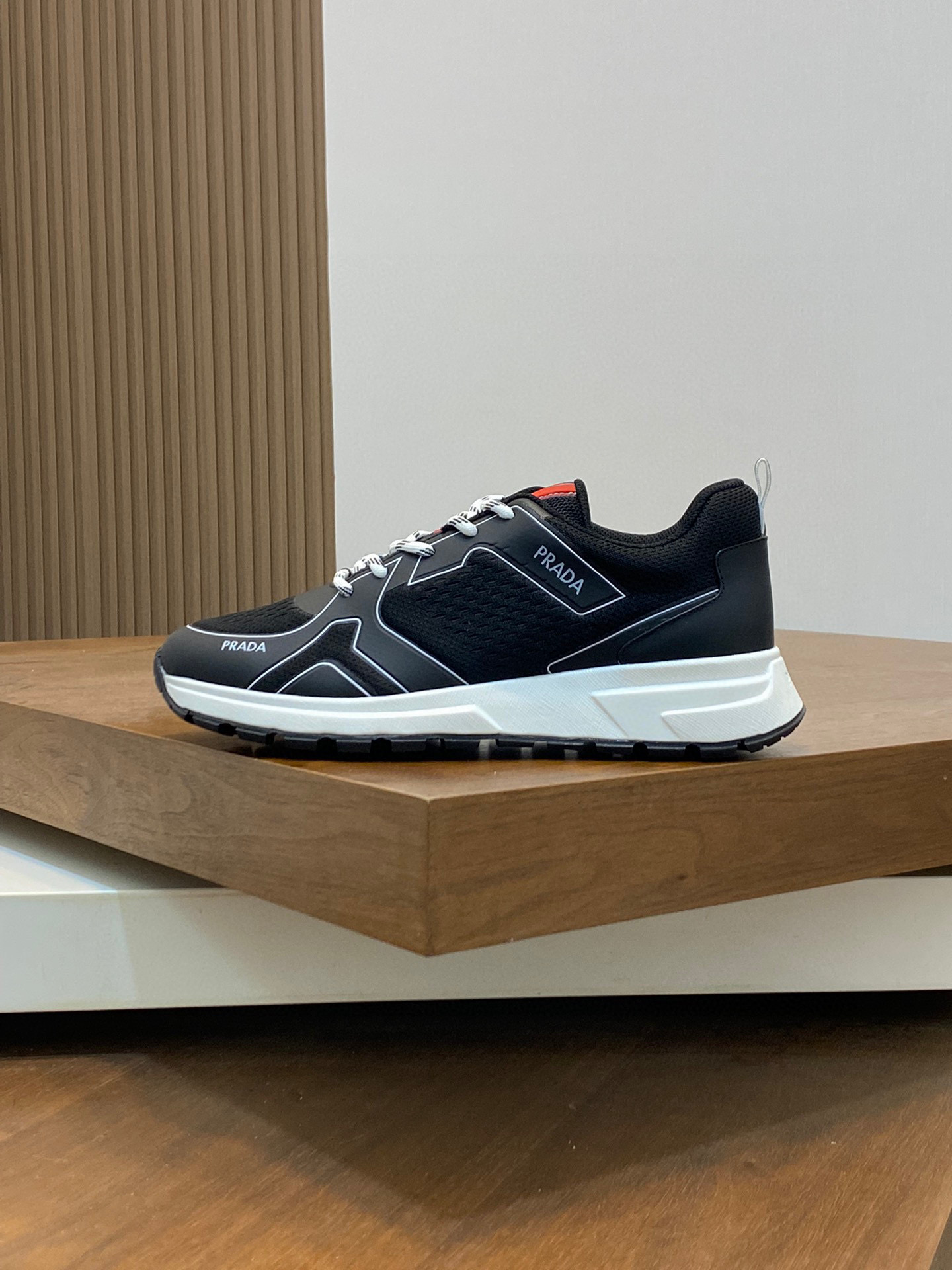 プラダ［Prada］Downtown レザースニーカー