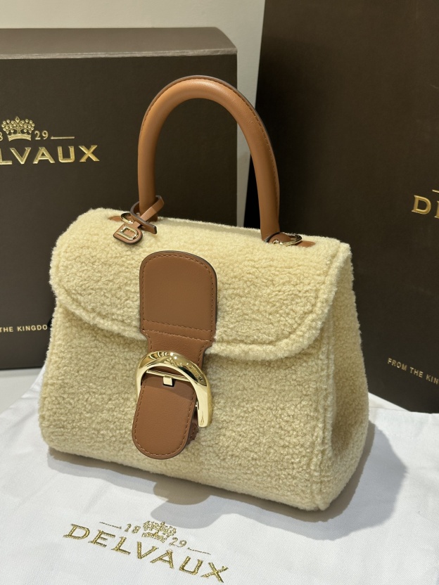デルヴォー「Delvaux」Shearling Shoulder Bag