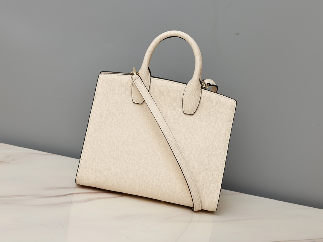 フェラガモ「Ferragamo」スタジオレザートートバッグ