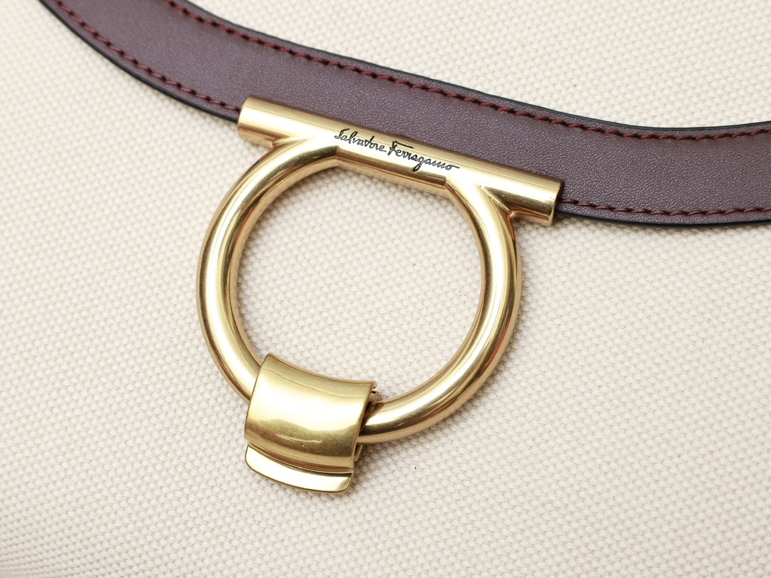 フェラガモ「Ferragamo」 ガンチーニ ショルダーバッグ