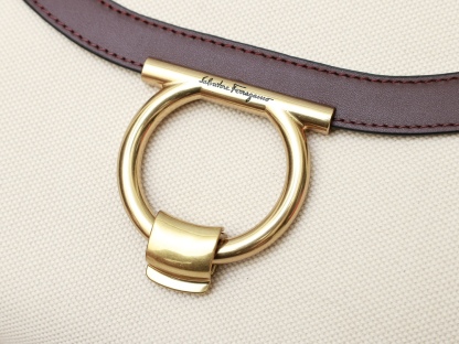 フェラガモ「Ferragamo」 ガンチーニ ショルダーバッグ