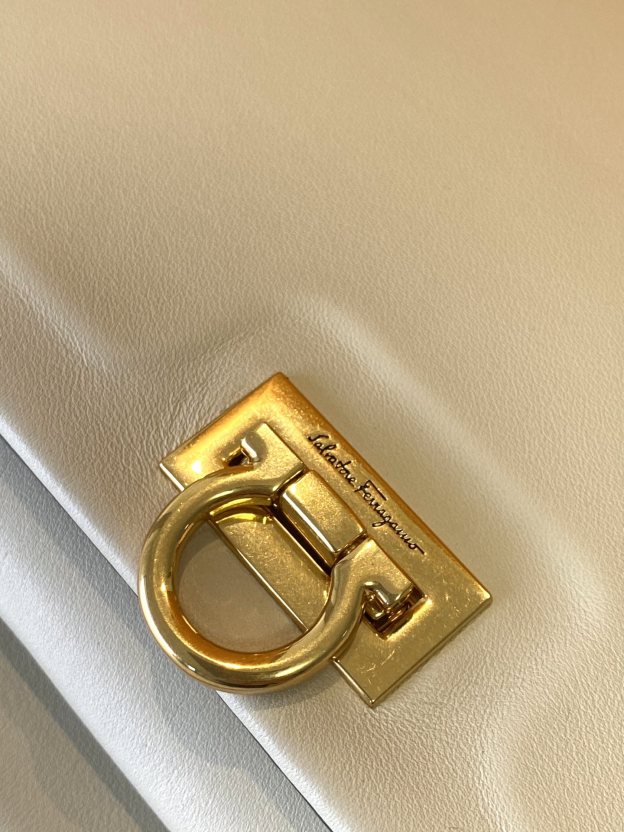 フェラガモ「Ferragamo」フラップトップハンドルバッグ