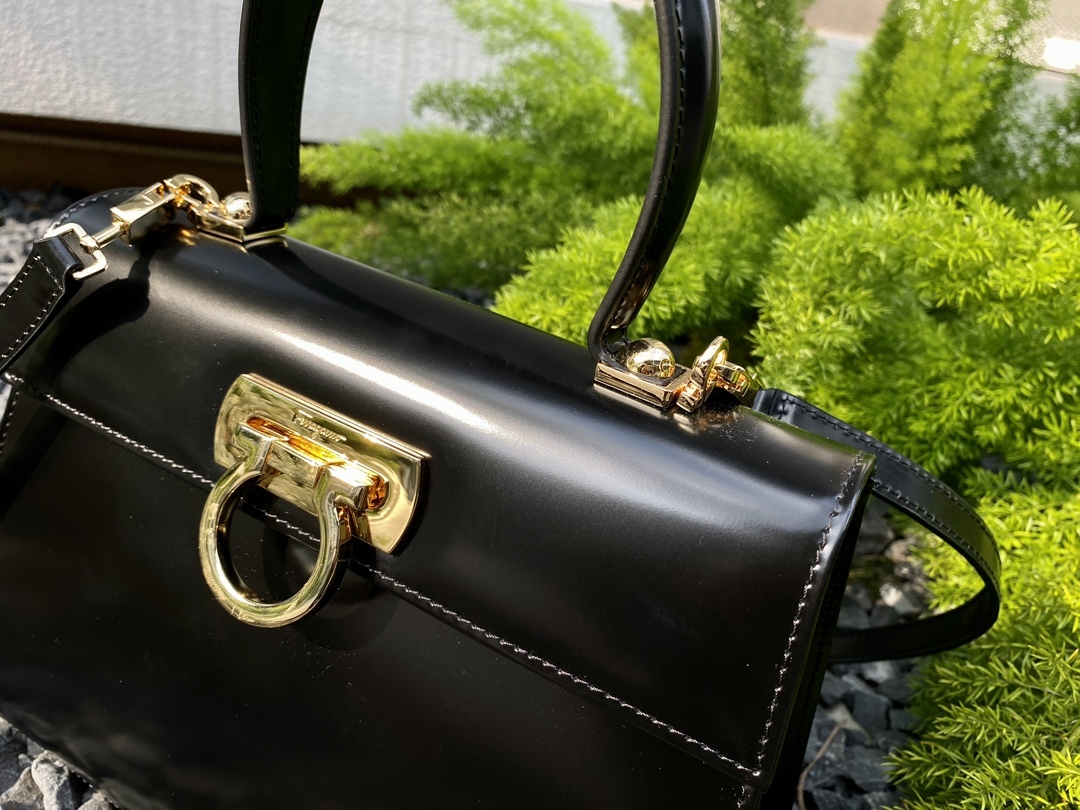 フェラガモ「Ferragamo」ミュージアムコレクション レトロラージトートバッグ