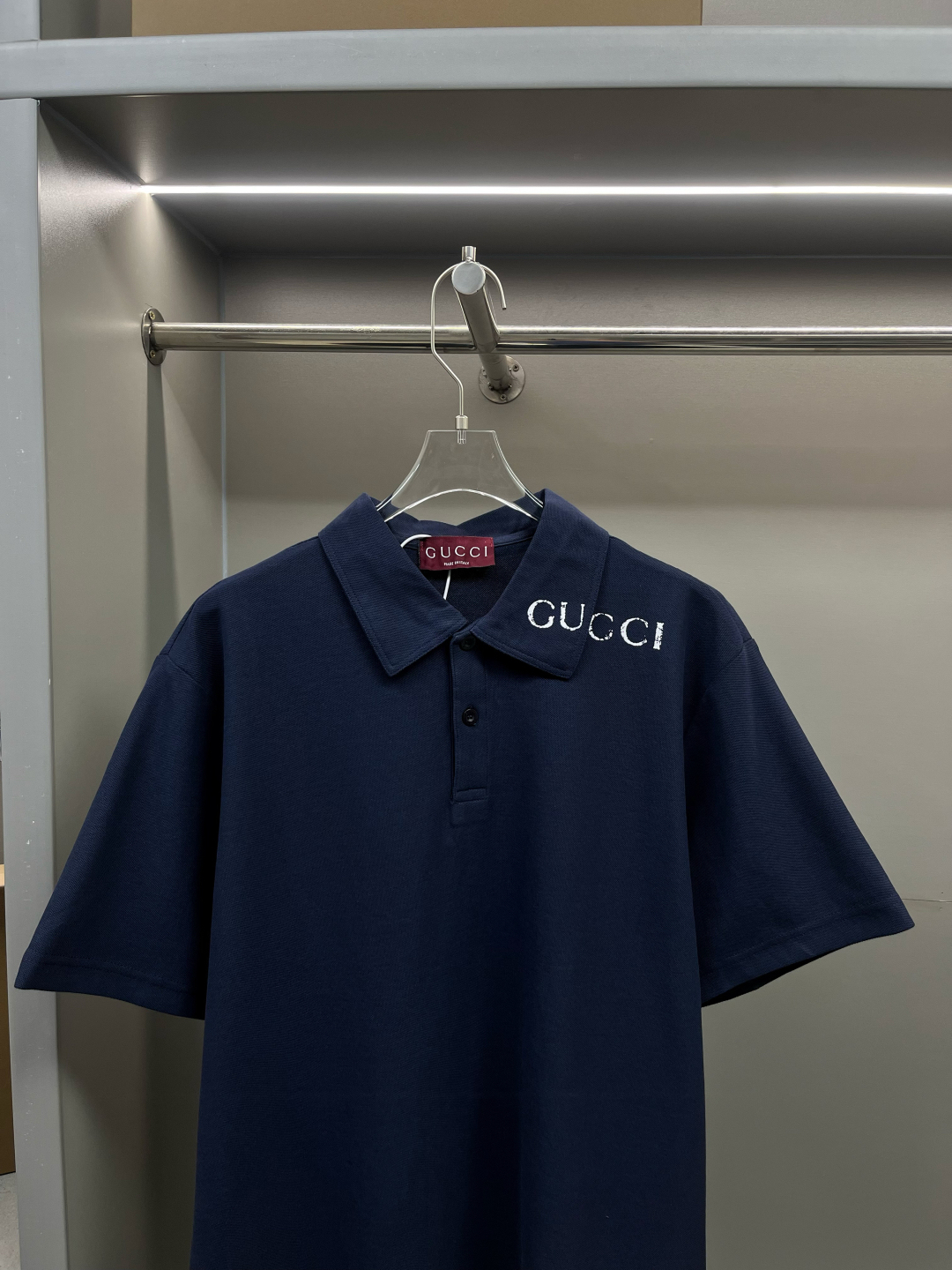 グッチ「Gucci」新しい位置合わせプリントのシャツ