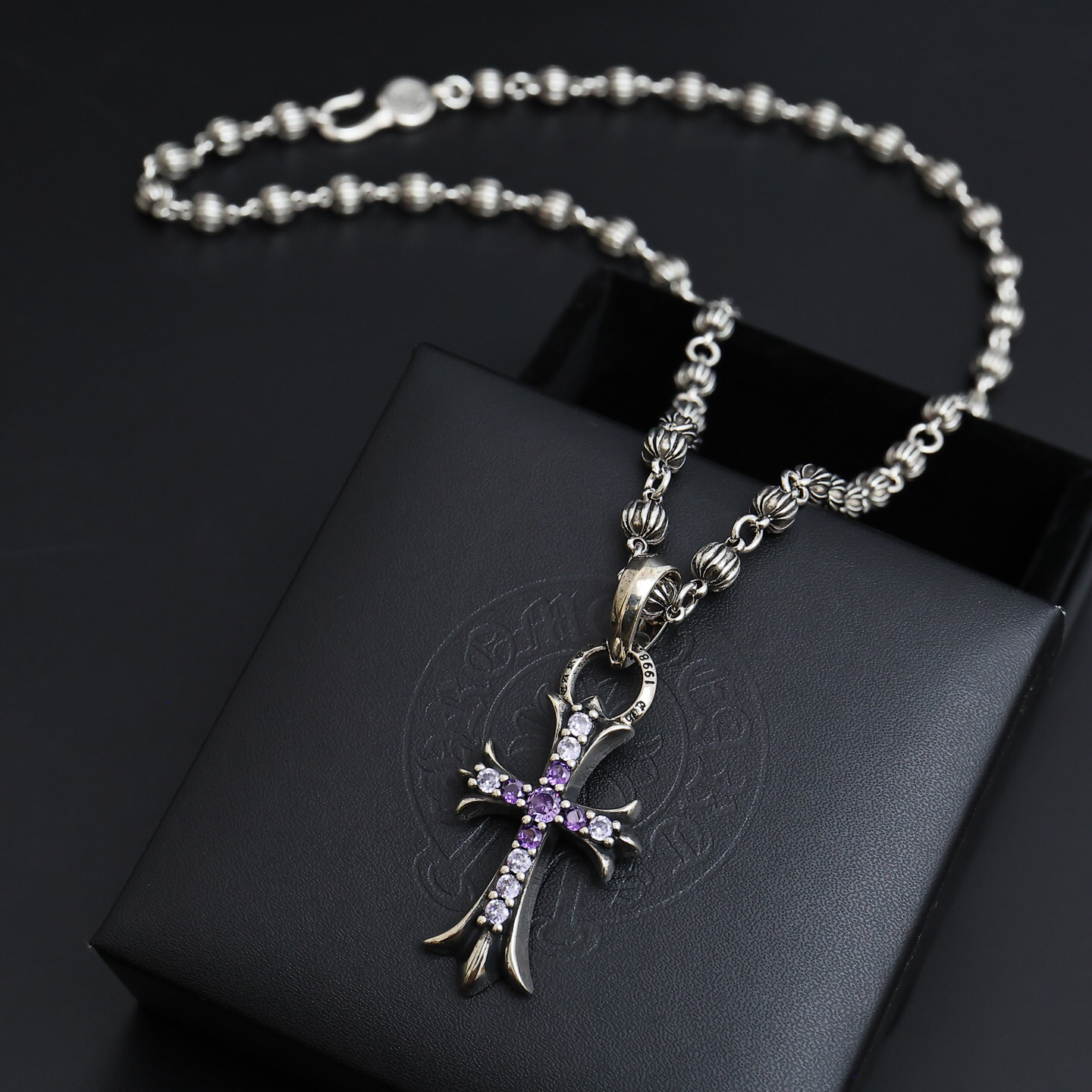 クロムハーツ「Chrome Hearts」のクラシックネックレス - 日常に上品なアクセントを添えるユニセックスモデル