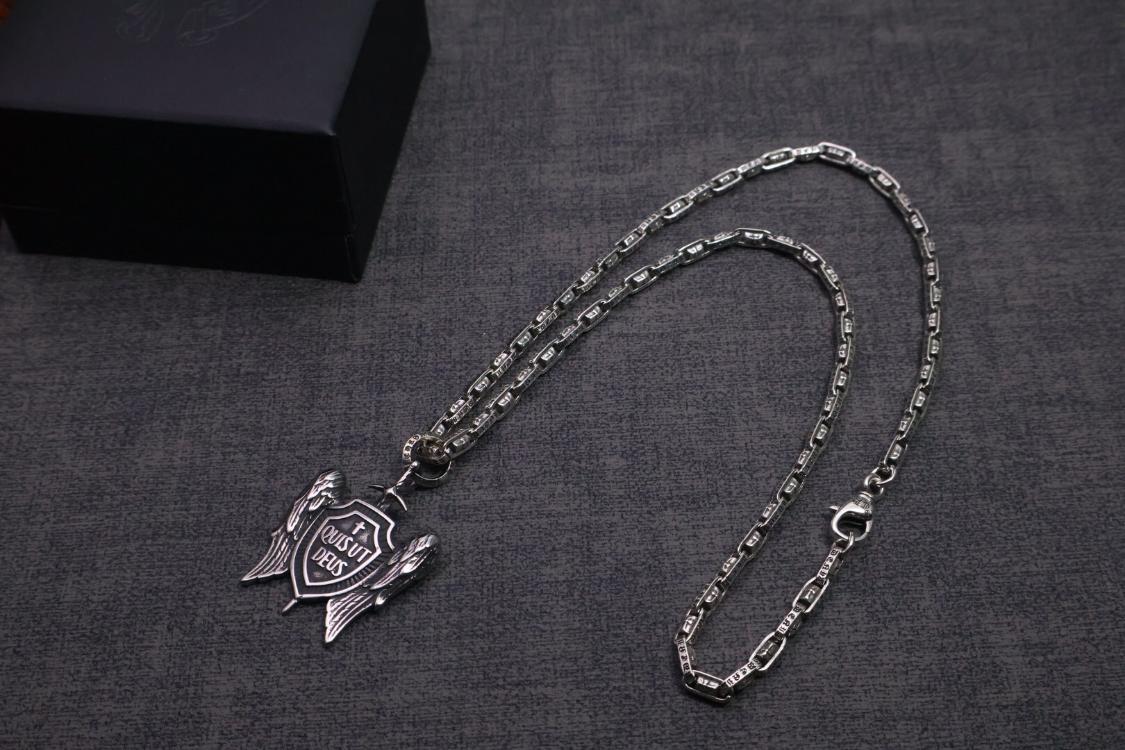 クロムハーツ「Chrome Hearts」のクラシックネックレス - 日常に上品なアクセントを添えるユニセックスモデル