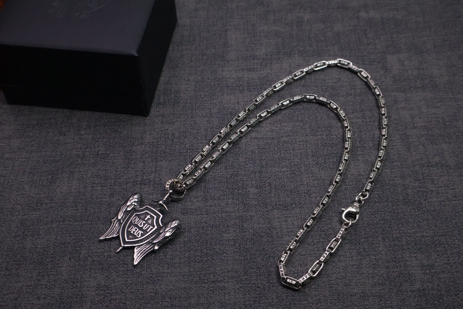 クロムハーツ「Chrome Hearts」のクラシックネックレス - 日常に上品なアクセントを添えるユニセックスモデル