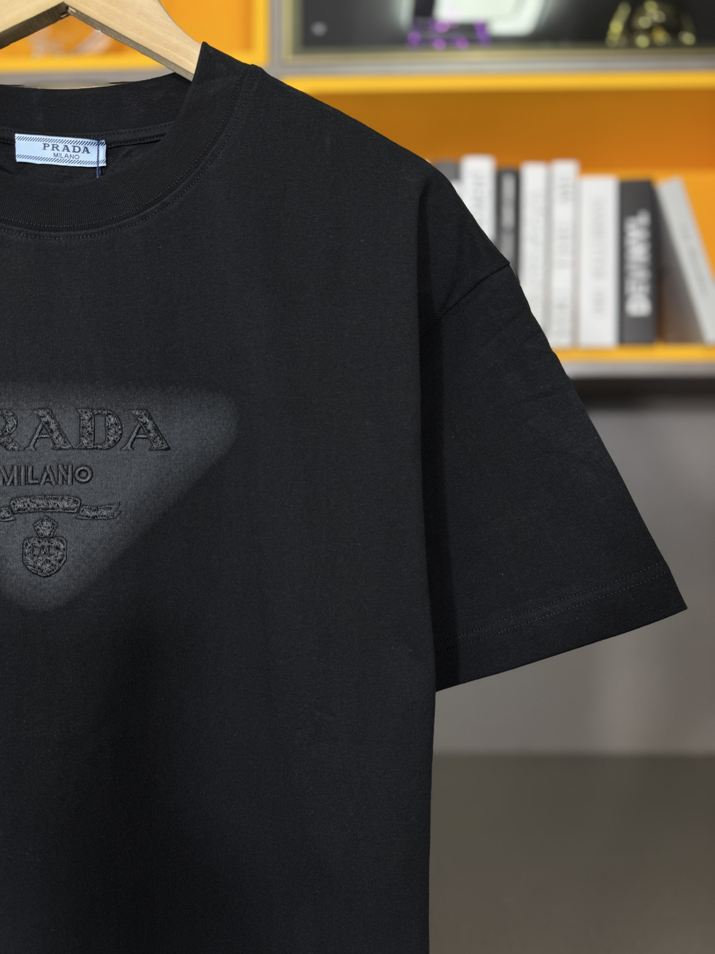 プラダ「Prada」25SS トライアングルロゴ プリント＆刺繍Tシャツ