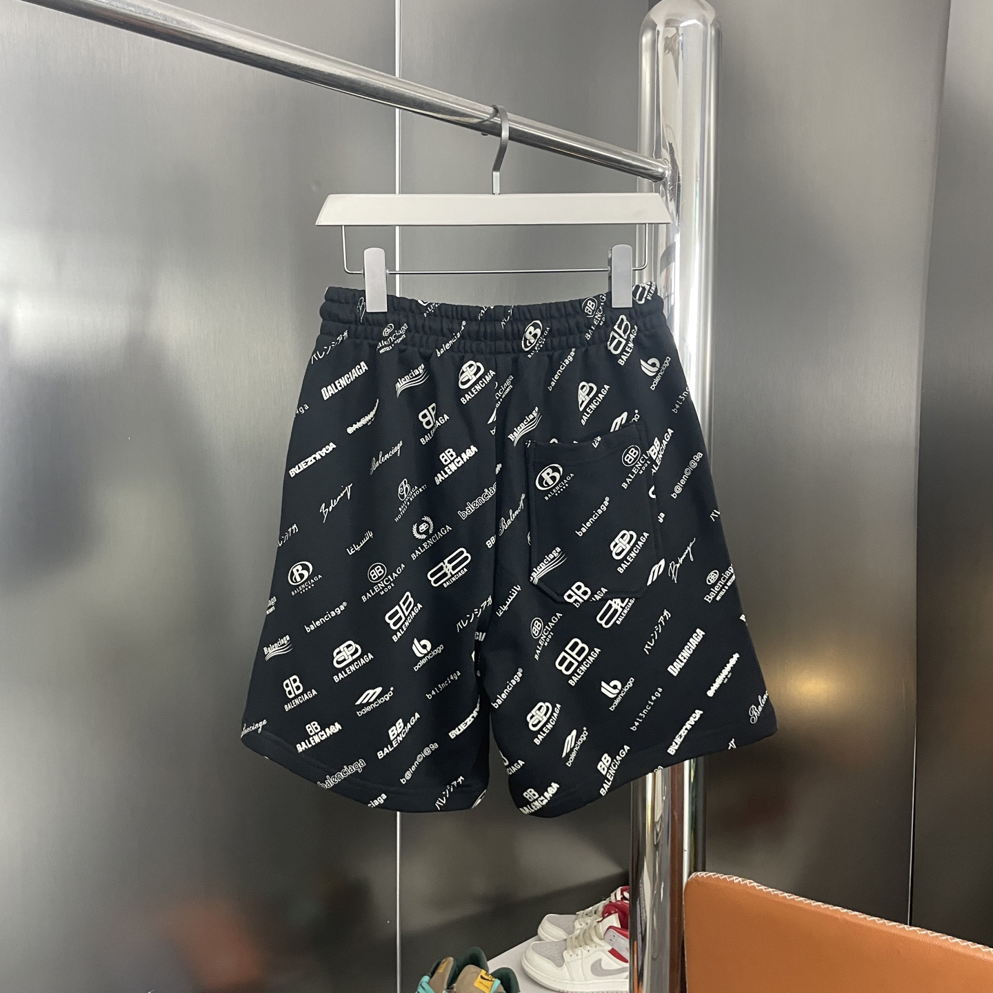 バレンシアガ「Balenciaga」ヘビーウォッシュ＋インディゴ染め＋フルロゴプリントショートパンツ