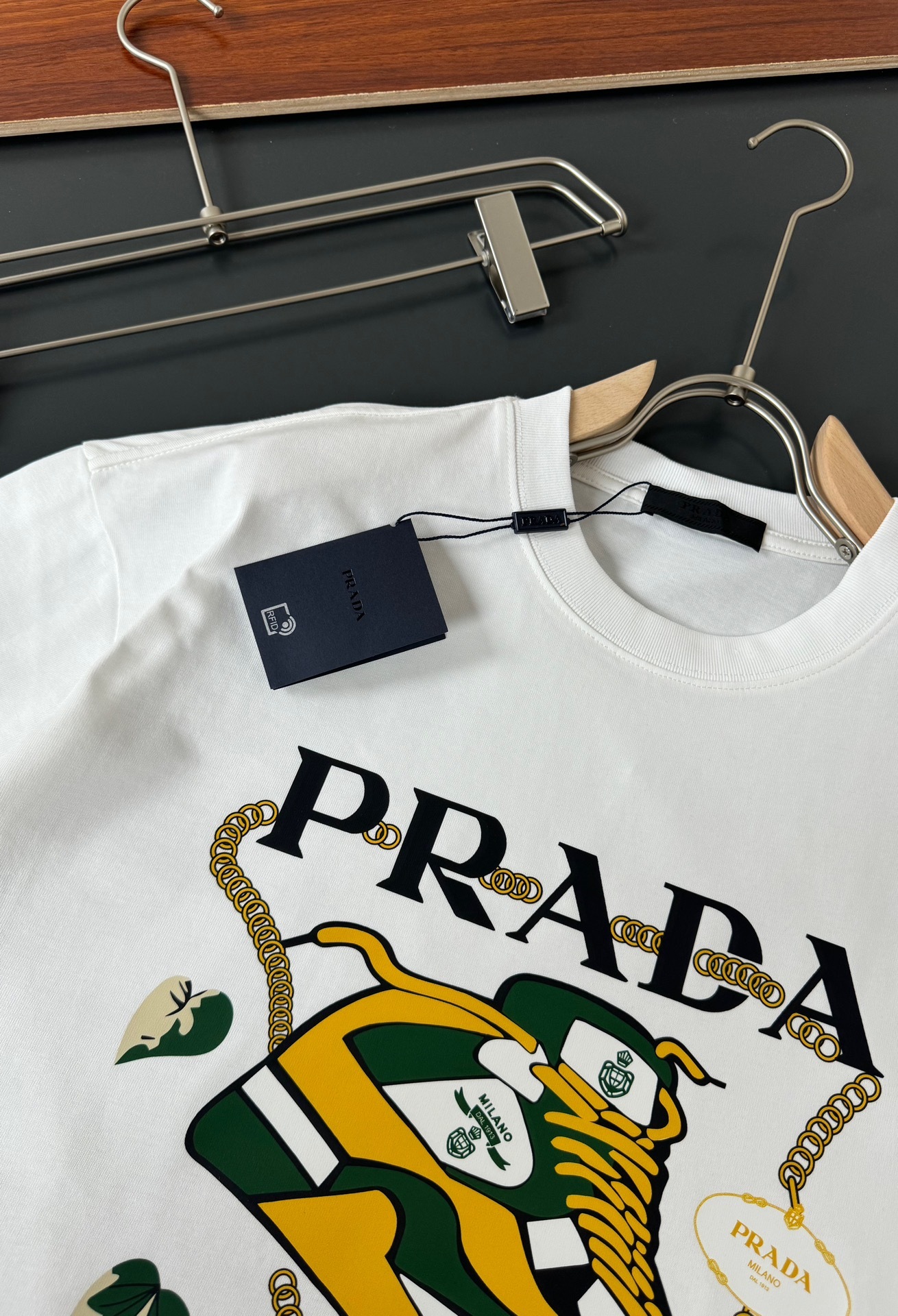 プラダ「Prada」2025SS クラシックロゴ クルーネックTシャツ
