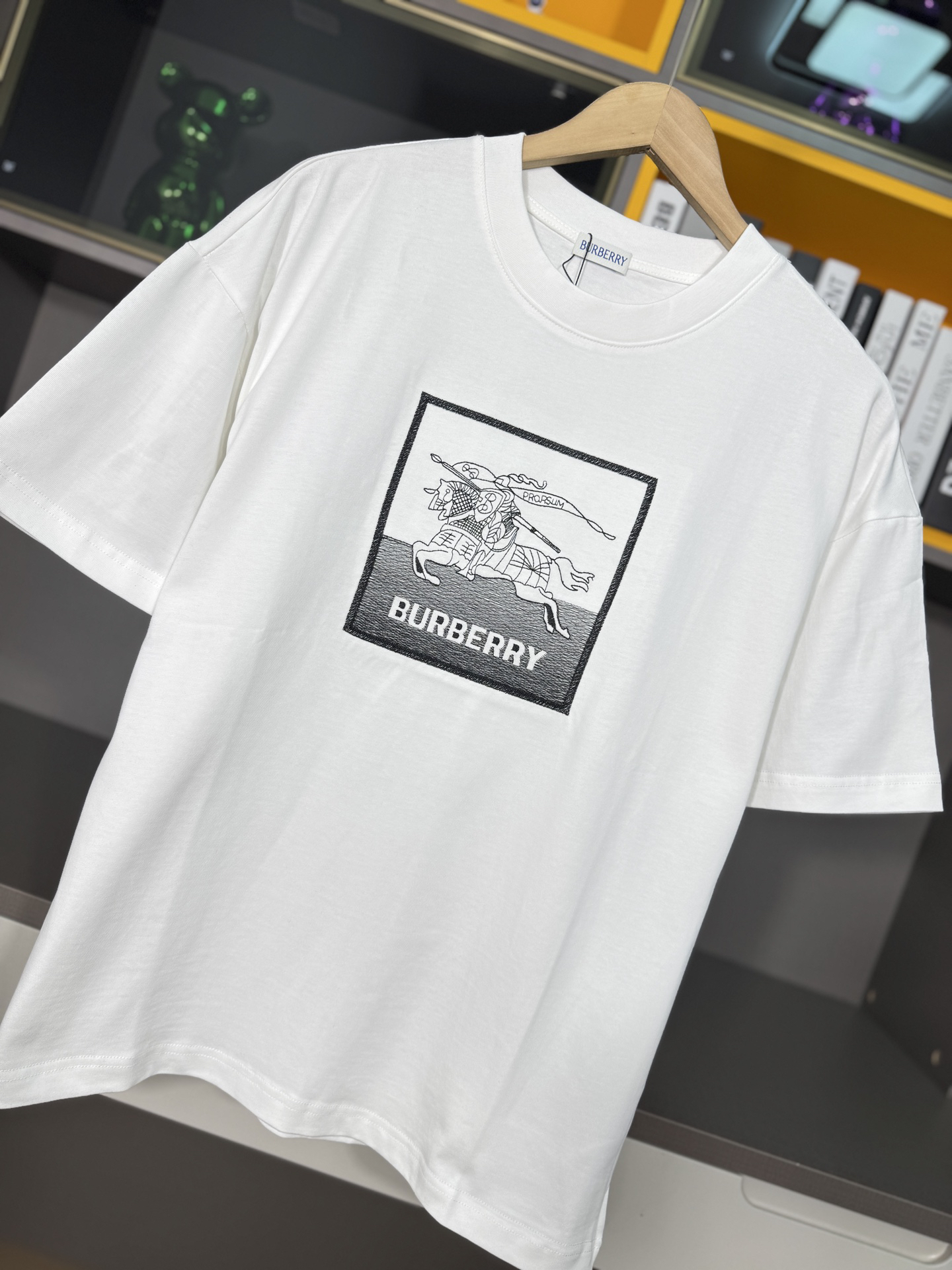 バーバリー「Burberry」インクウォッシュ エンブロイダリー ホース Tシャツ