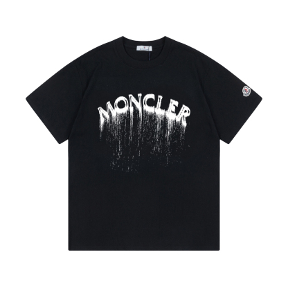 モンクレール モンクレール スプレーロゴ カスタムバッジ ユニセックスTシャツ ‌-ISETAN PRESTIGE CURATED