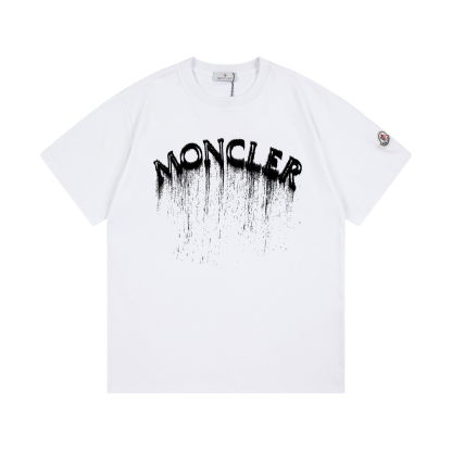 モンクレール モンクレール スプレーロゴ カスタムバッジ ユニセックスTシャツ ‌-ISETAN PRESTIGE CURATED