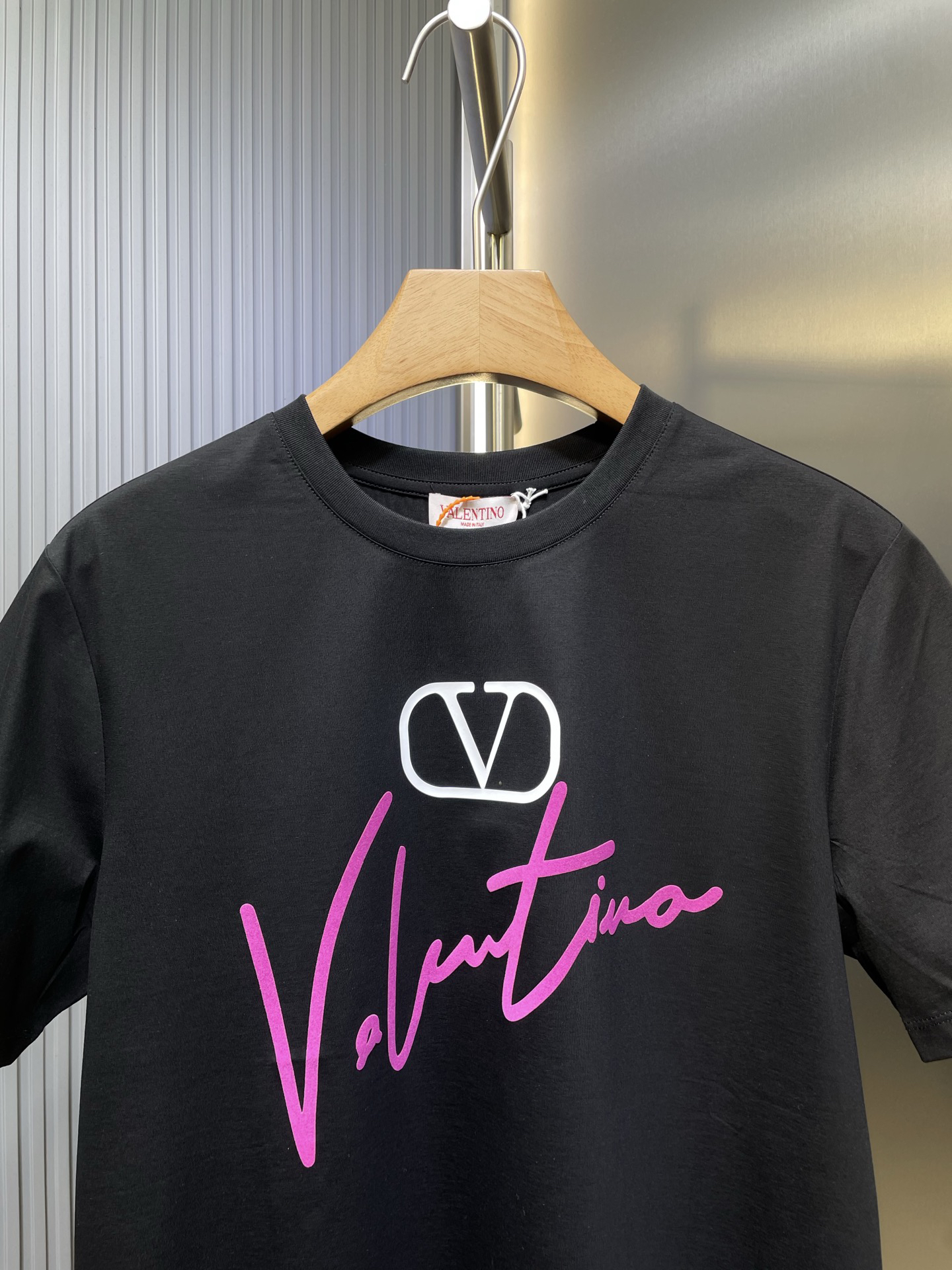 ヴァレンティノ「Valentino」25SS サマーコレクション 3D フロッキー ラウンドネックTシャツ