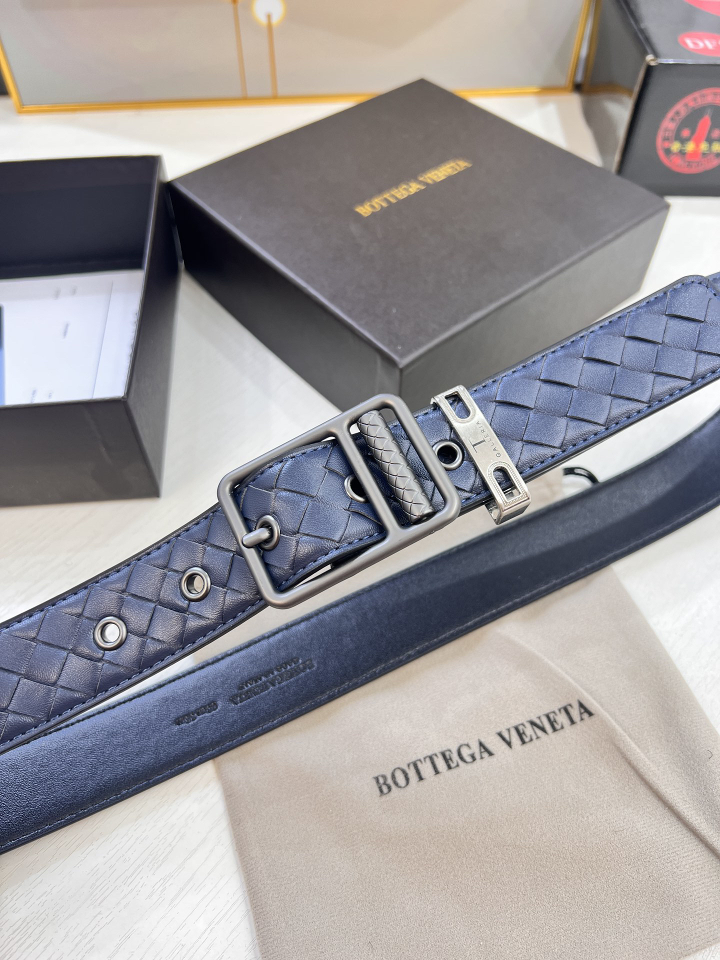 ボッテガ ヴェネタ「Bottega Veneta」イントレッチオ レザー ベルト100CM