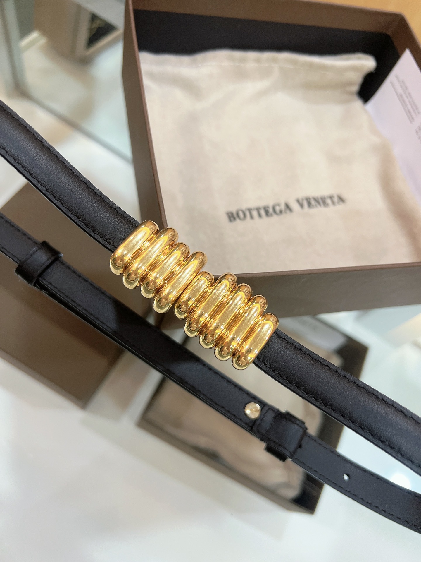 ボッテガ ヴェネタ「Bottega Veneta」ブラック＆ゴールド ラップ ベルト100CM