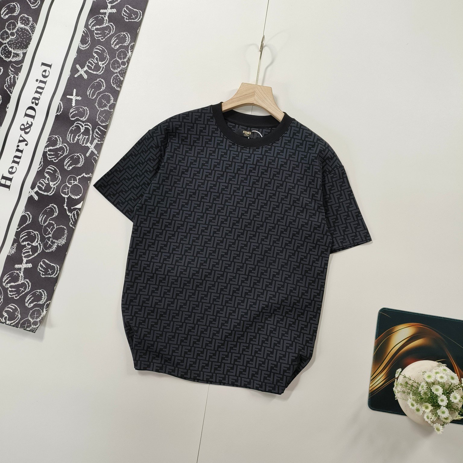 フェンディ「Fendi」2024SS サマーコレクション ユニセックス カラーリングFロゴ ラウンドネックTシャツ