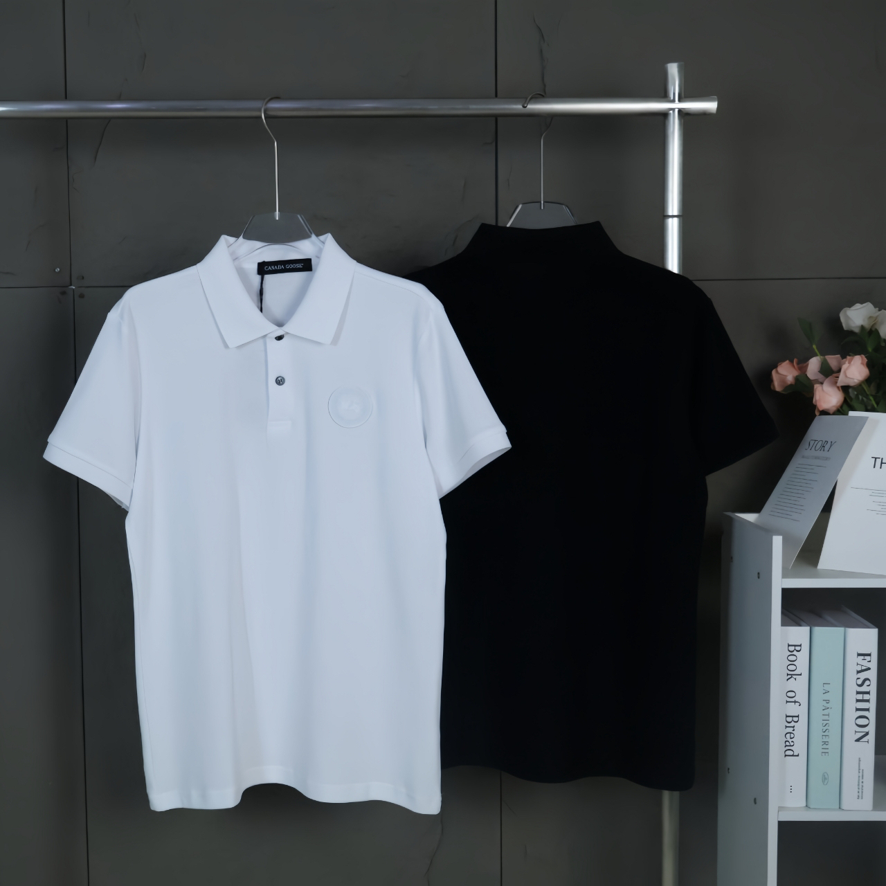 カナダグース「Canada Goose」Beley メンズ ブラック＆ホワイトロゴ ショートスリーブTシャツ