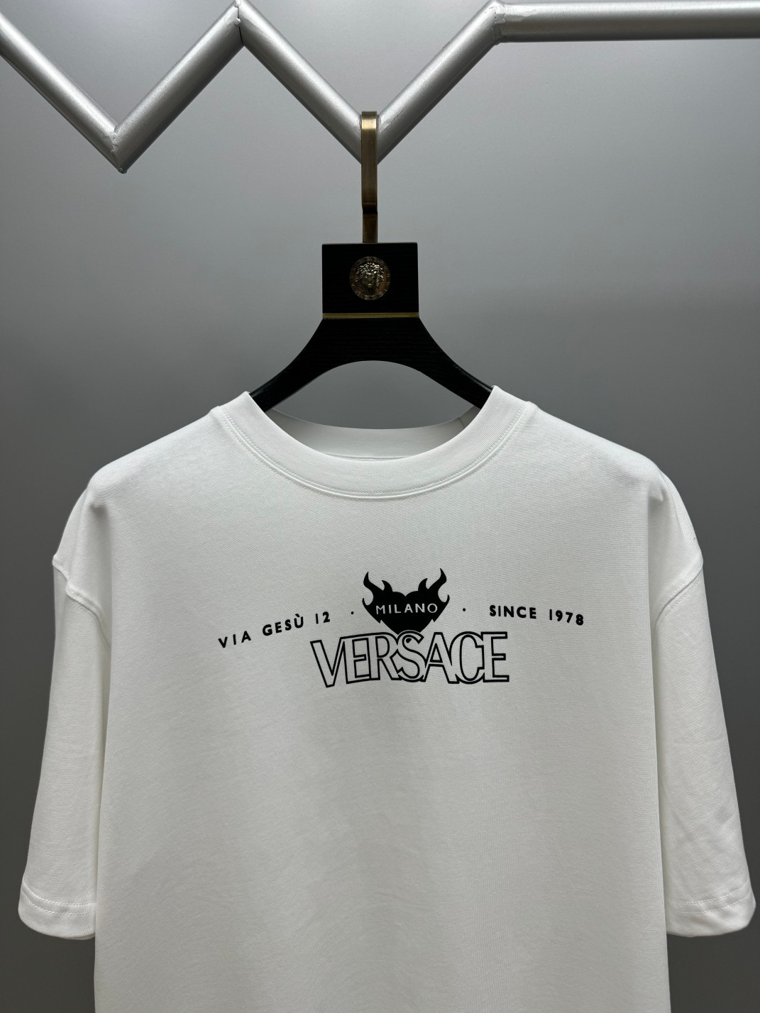 ヴェルサーチ「Versace」VERSA ロゴプリントTシャツ（ユニセックス）