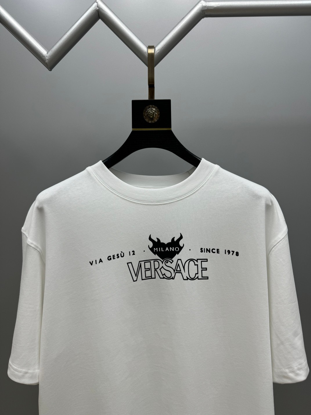 ヴェルサーチ「Versace」VERSA ロゴプリントTシャツ（ユニセックス）