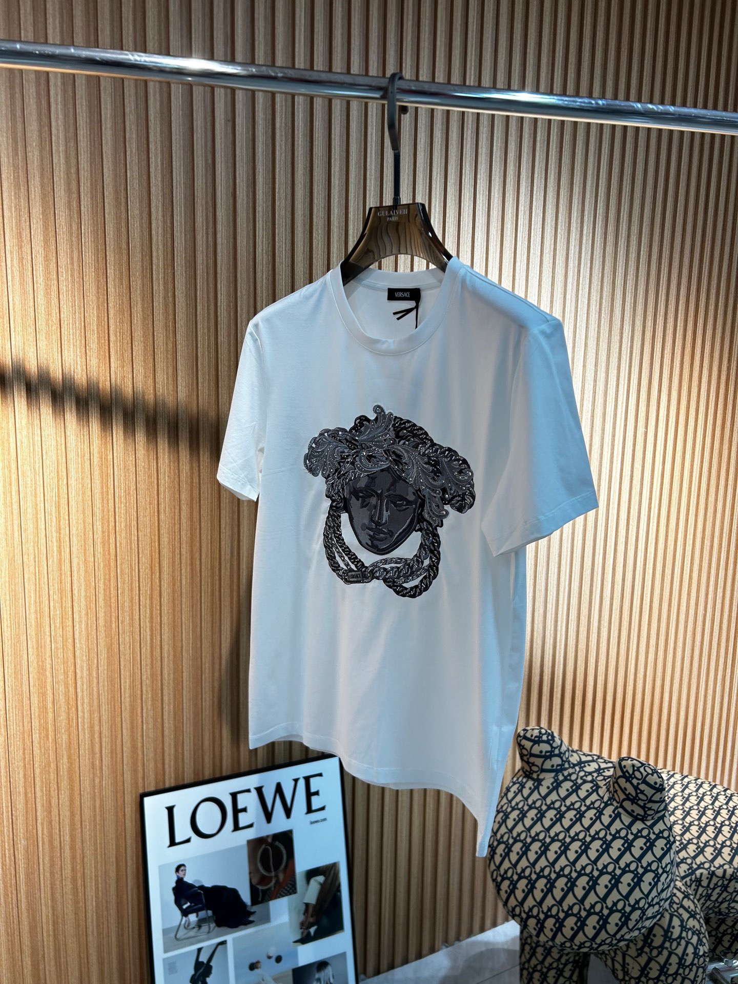 ヴェルサーチ「Versace」2025SS メドゥーサ スワロフスキー刺繍Tシャツ