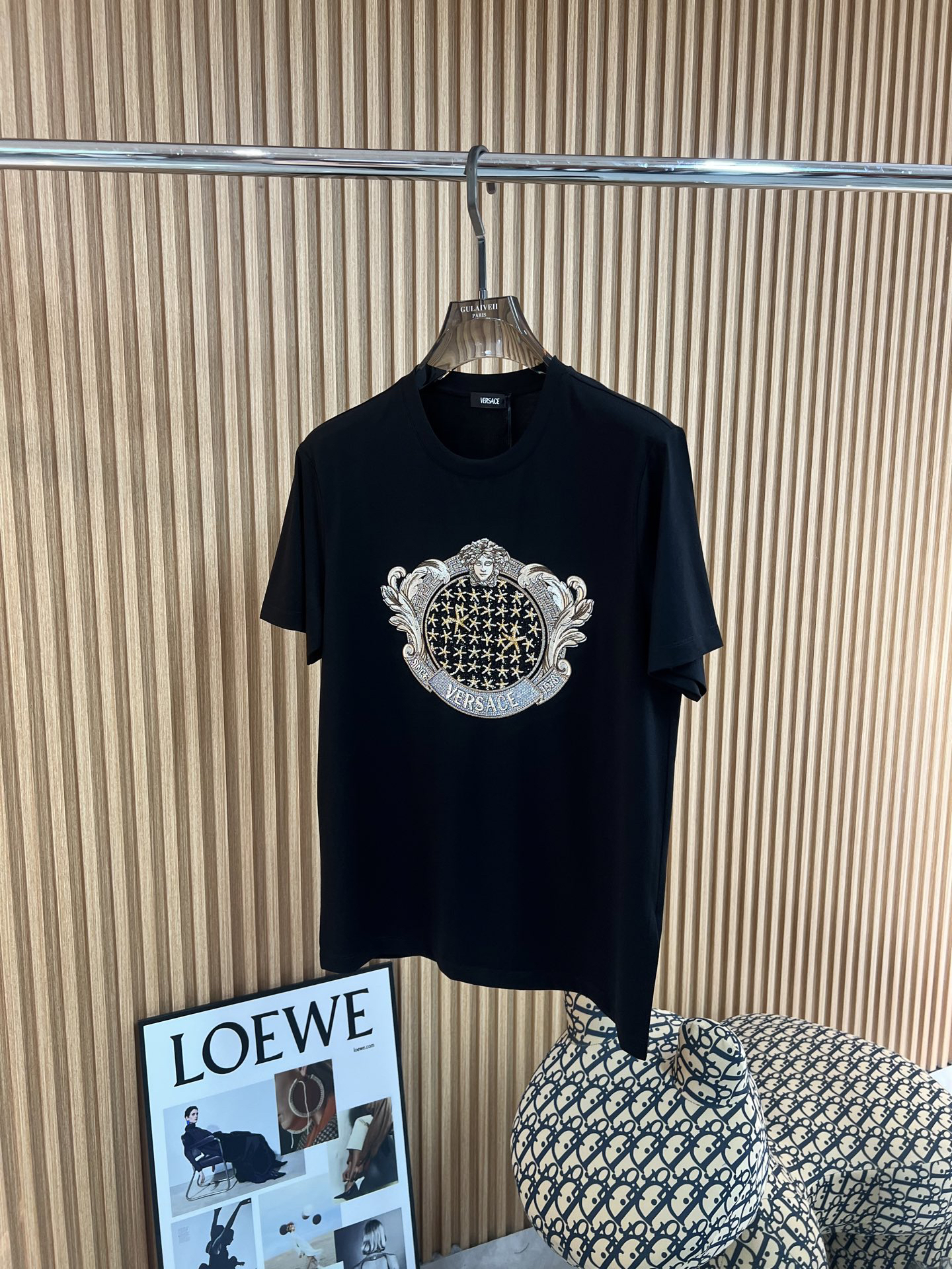 ヴェルサーチ「Versace」2025SS プレミアム刺繍Tシャツ