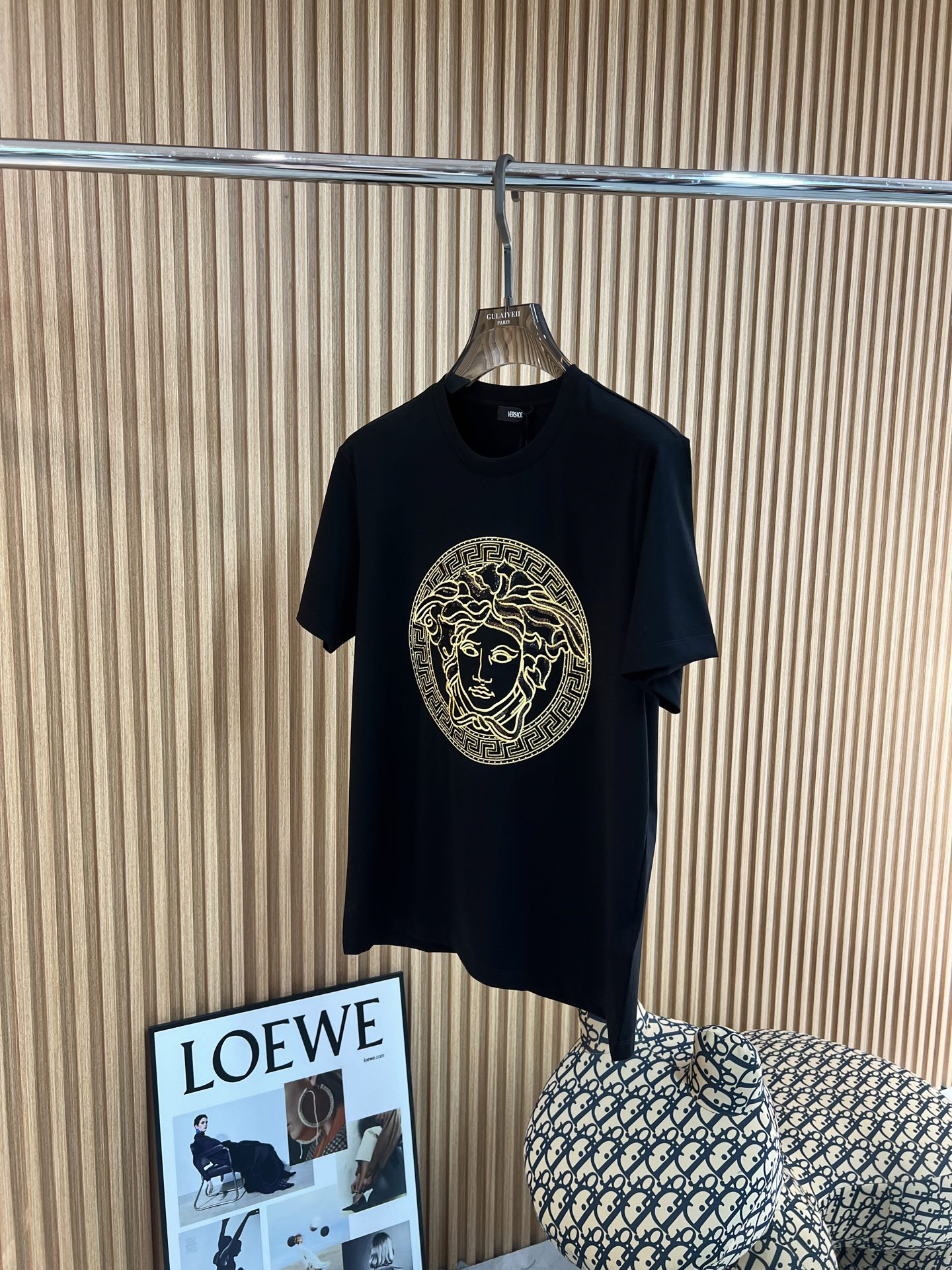 ヴェルサーチ「Versace」2025SS メドゥーサ1978 ハイジュエリー刺繍Tシャツ