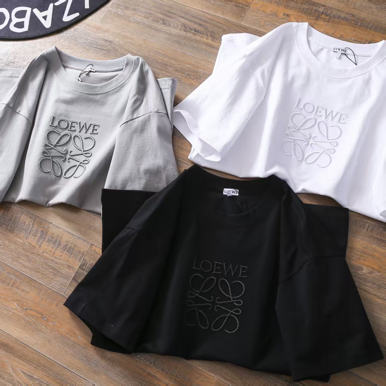 【ワンフォーワン】ロエベ「Loewe」Anagram 刺繍 クルーネック Tシャツ【在庫僅少】