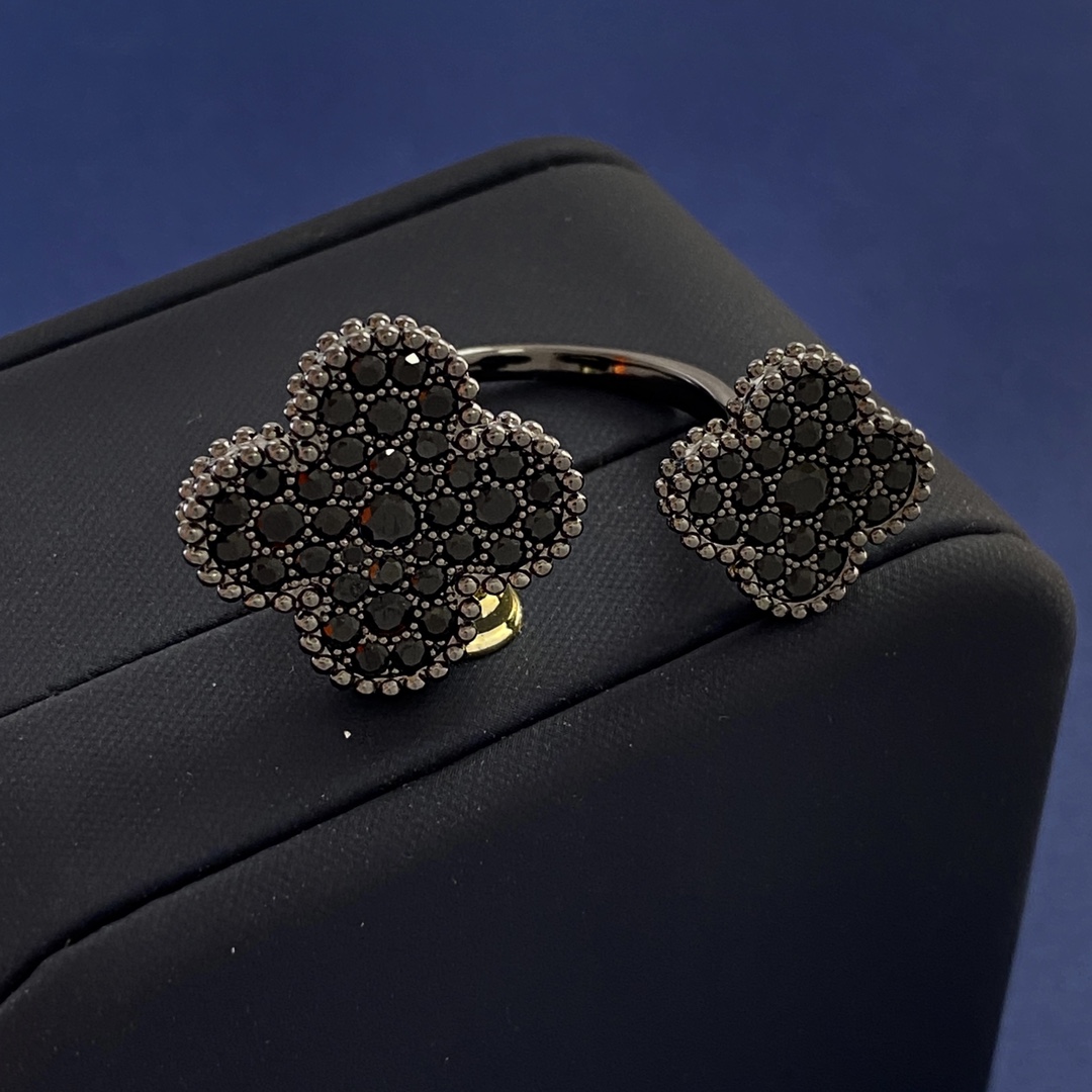 ヴァン クリーフ＆アーペル「Van Cleef & Arpels」ブラックダイヤモンド ダブルフラワー オープンリング