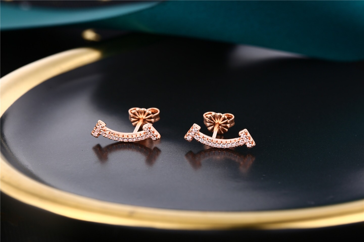 ティファニー「Tiffany & Co.」T Smile シリーズ ダイヤモンドイヤリング