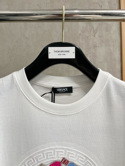 ヴェルサーチ「Versace」 2025SS プレミアムロゴTシャツ