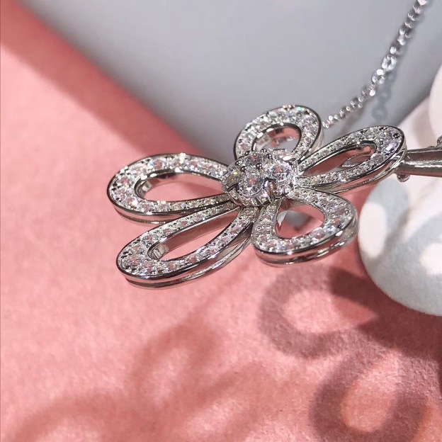 ヴァン クリーフ＆アーペル「Van Cleef & Arpels」クラシックな花の大きな花贅沢なドリルネックレス22cm