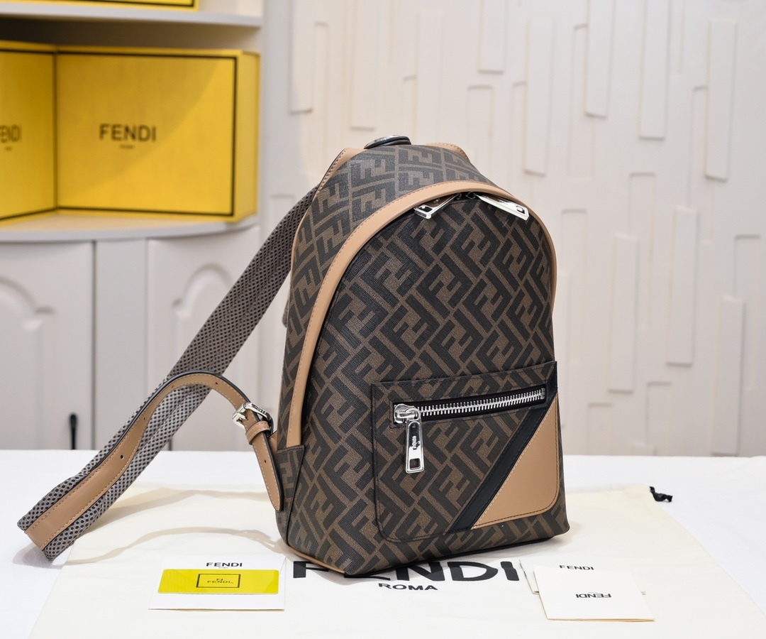 フェンディ「Fendi」Chiodo リュックサック