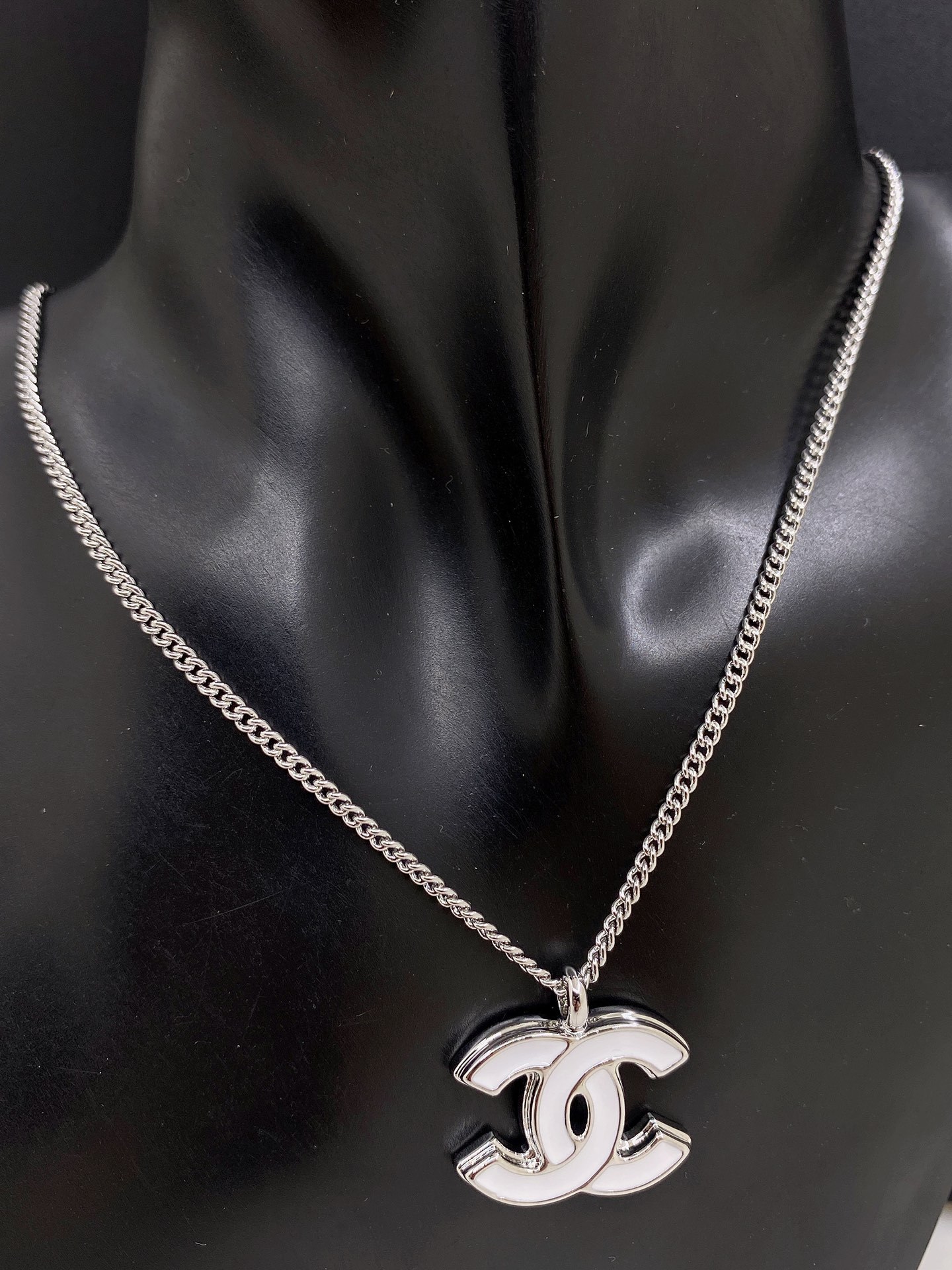 シャネル「Chanel」  最新プラチナトーン＆ホワイトCCロゴネックレス