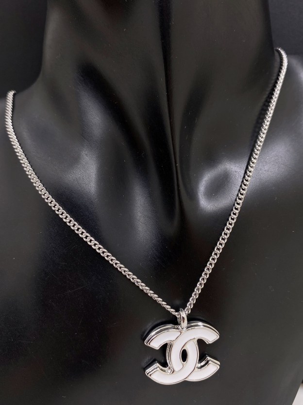 シャネル「Chanel」  最新プラチナトーン＆ホワイトCCロゴネックレス