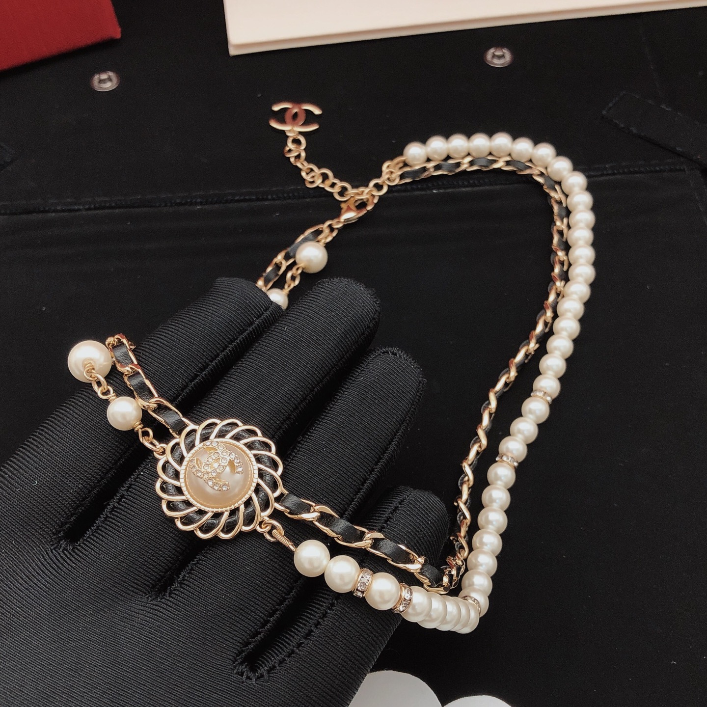 シャネル「Chanel」ダブルレイヤーレザーネックレス