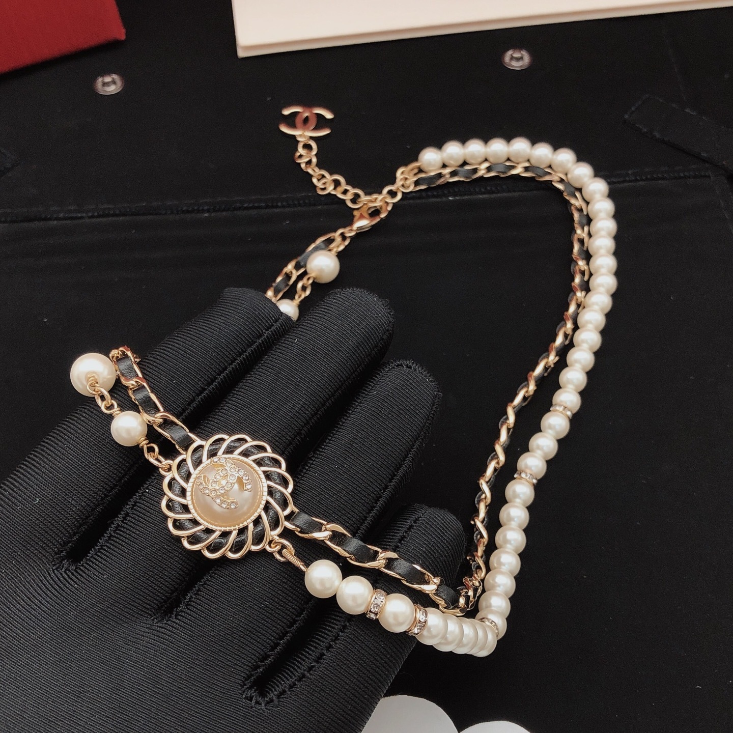 シャネル「Chanel」ダブルレイヤーレザーネックレス